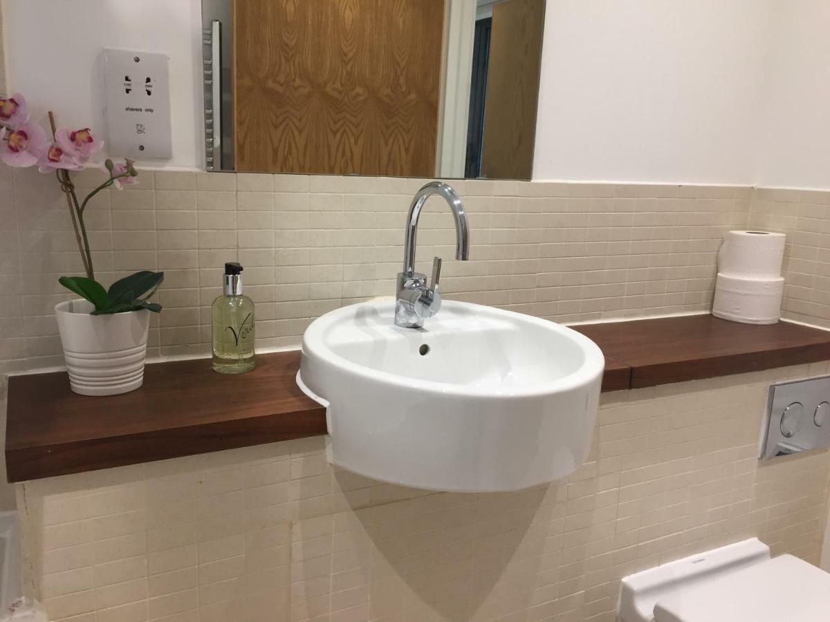 Stylish Apartment In Victoria Лондон Экстерьер фото