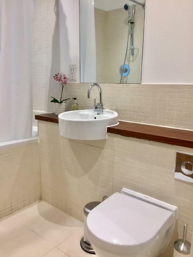 Stylish Apartment In Victoria Лондон Экстерьер фото