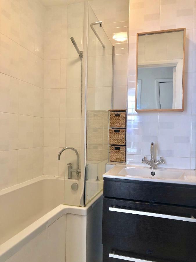 Stylish Apartment In Victoria Лондон Экстерьер фото