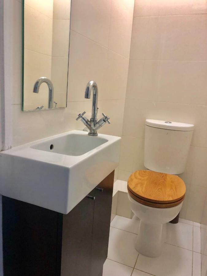 Stylish Apartment In Victoria Лондон Экстерьер фото